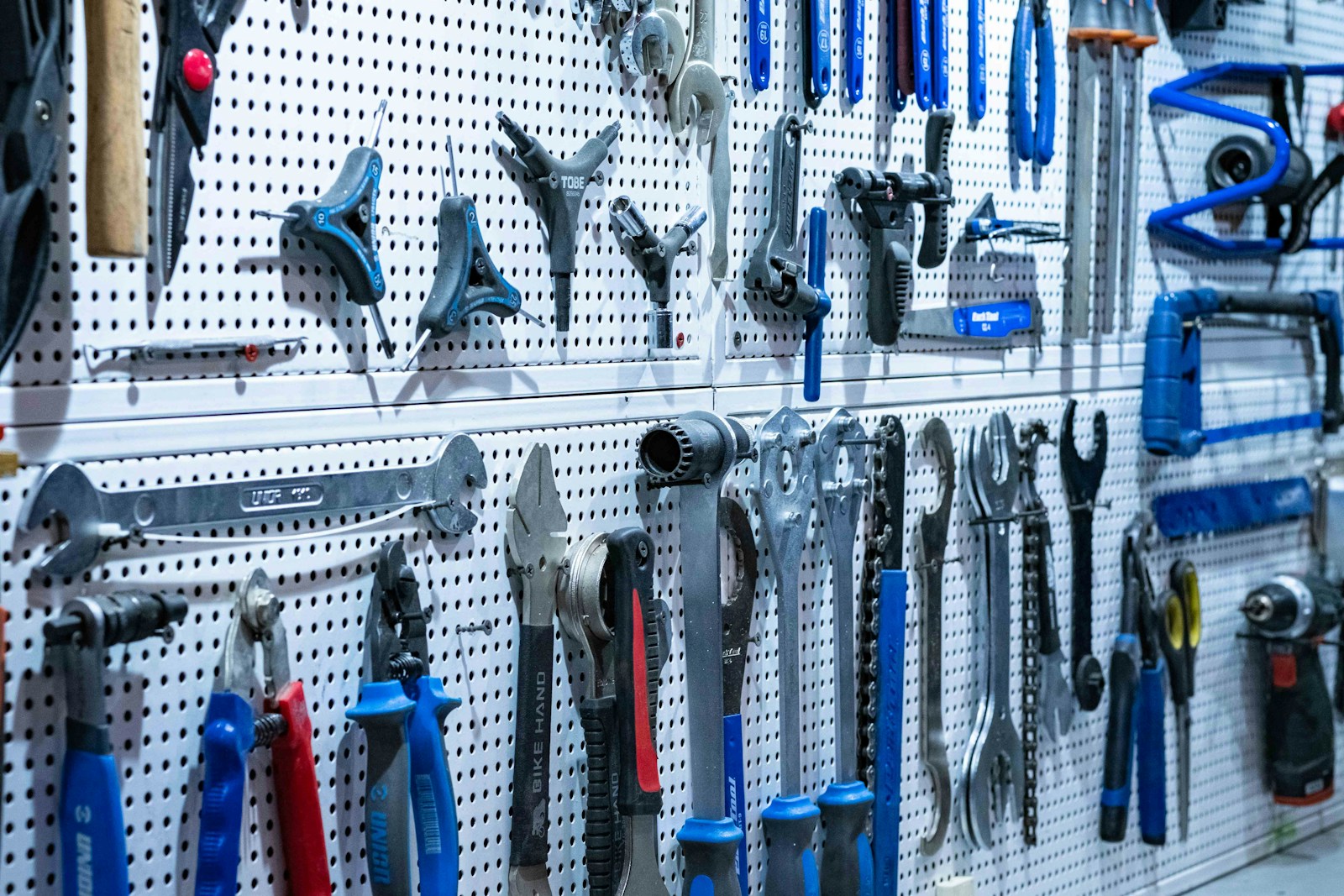 Unlock Your Inner Mechanic: Essential Garage Tools for DIY Auto Repair Success